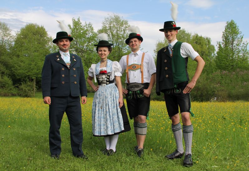 Die Aktiven in unterschiedlicher Tracht